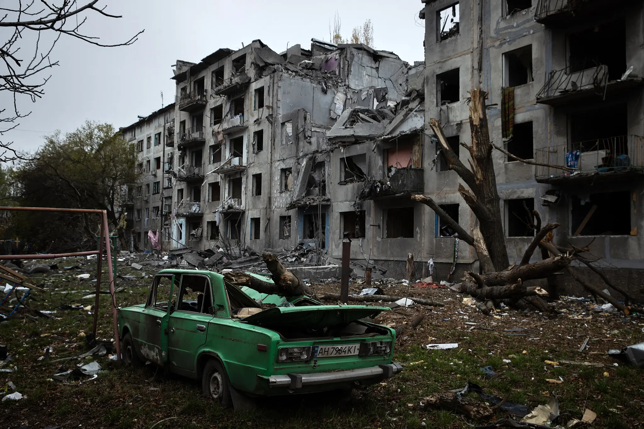 Руйнування в Донецькій області України минулого місяця. Обраний президент Дональд Дж. Трамп не приховував своєї неприязні до Києва та майже 175 мільярдів доларів, які Сполучені Штати інвестували у свою боротьбу з Росією